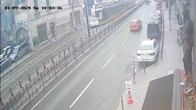 Beyoğlu'nda tramvayın kamyoneti sürüklediği anlar saniye saniye kameralarda