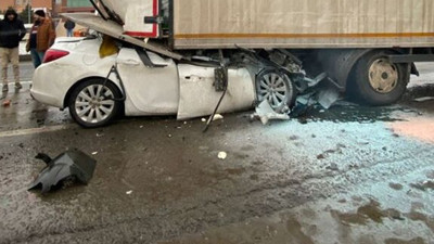 Otomobil kamyona ok gibi saplandı! Ehliyetsiz sürücü hayatını kaybetti