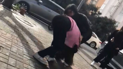 Antalya'da kız öğrenciler arasında saç saça baş başa kavga