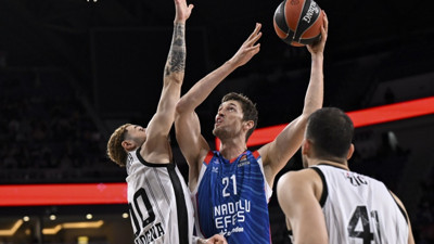 Anadolu Efes, Bologna'yı yenerek 7 maç sonra galibiyetle tanıştı