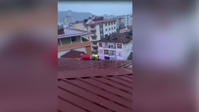 Artvin'de çatıdan düşüp oluklara tutunarak mahsur kalan adamı itfaiye kurtardı