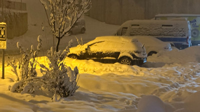 Hakkari'de kar kalınlığı 20 santimi geçti: Araçlar gömüldü