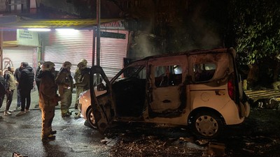Isınmak için yaktığı ateş kulübesini küle çevirdi! Park halindeki araçlar da alev aldı