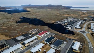İzlanda'da kasabaya ulaşan lavlar havadan görüntülendi