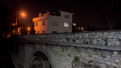 Bursa'da 15 metrelik tarihi köprüden düşen genç kız ağır yaralandı