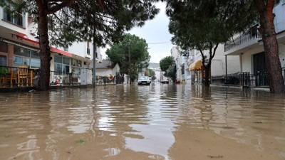 İzmir'in Dikili ve Bergama ilçelerinde sağanak sonrası taşkınlar yaşandı!