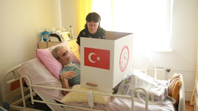 Yatağa bağlı hastalar nasıl oy kullanacak? Sağlık Bakanı Fahrettin Koca başvuru için son tarihi açıkladı