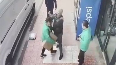 Aksaray'da taşlı sopalı yol verme kavgası güvenlik kamerasına yansıdı