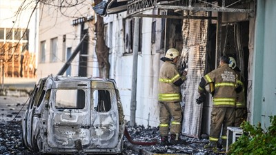 İzmir'de bulunan bir kozmetik firmasında yangın çıktı! Ölü ve yaralılar var... Yangın elektrikli sobadan çıkmış