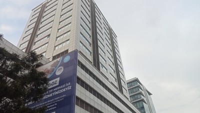 Reklam tabelası asmak için vinçle 10'uncu kata çıkmışlardı! Zincirin kopması sonucu 2 işçi hayatını kaybetti