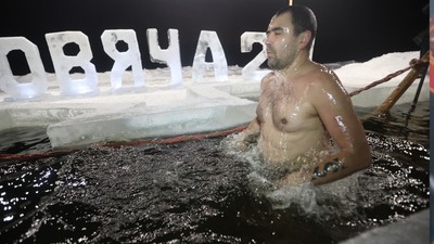 Epifani Bayramı dünyanın dört bir yanında kutlandı! -40 derece sulara girdiler