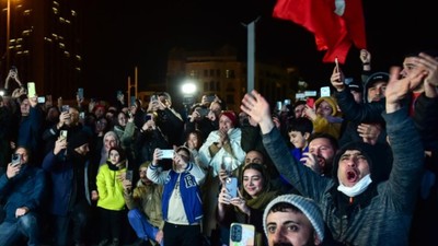 Milyonlar tek yürek oldu 🚀 Türkiye’nin ilk astronotu Alper Gezeravcı'nın uzay yolculuğu meydanlardan takip edildi