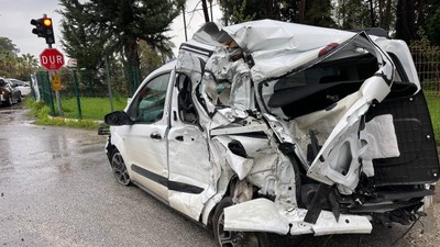 Antalya'da freni tutmayan tır, kırmızı ışıkta bekleyen araçlara çarptı: 4 yaralı