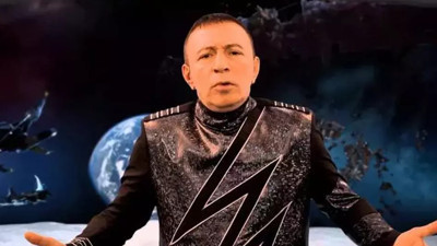 Şarkıcı Mustafa Topaloğlu'ndan güldüren 'uzay' paylaşımı: Ben gittim diye sürgün yedim
