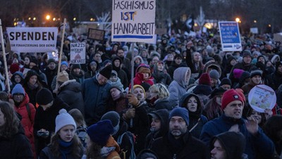 Almanya'da yüz binlerce kişi aşırı sağ ve ırkçılığa karşı ayağa kalktı