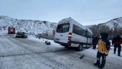 Sivas'ta minibüs ve hafif ticari araç birbirine girdi! Kazada onlarca kişi yaralandı