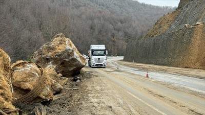 Zonguldak-Ankara kara yolunda meydana gelen heyelan sonrası çalışmalar devam ediyor
