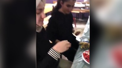 Bitlis'teki bir öğretmen alkış aldı: Öğrencilerine waffle yaptı