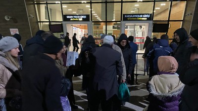 Umre kafilesini taşıyan uçakta şüpheli paket alarmı! Uçak geri döndü, 7 saatlik rötar yaşandı