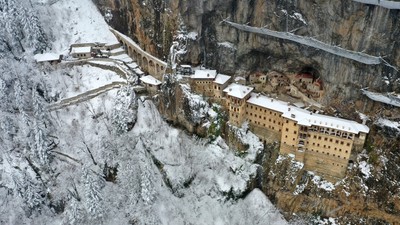 Sümela Manastırı kar altında! İşte tarihi yerden enfes görüntüler