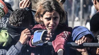 Açlıkla sınanan Gazzeliler yemek için saatlerce sıra bekliyor
