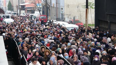 Birbirlerini ezdiler, çocuklarını kaybettiler! Bursa'da ucuz tencere, tabak izdihamı