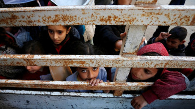 Gazze'de zor durumda hayatta kalmaya çalışan çocuklar para kazanma derdine düştü