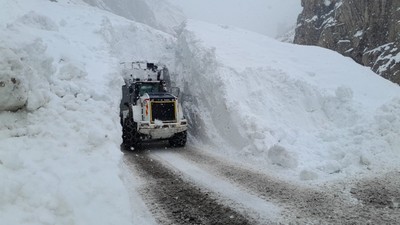 Hakkari'de çığ temizliğinde ekip şefi 10 metre yüksekten düşerek yaralandı