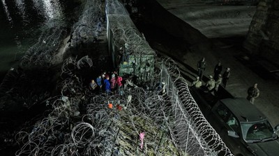 Texas'taki önlemler nedeniyle düzensiz göçmenler sınırı gece geçmeyi deniyor