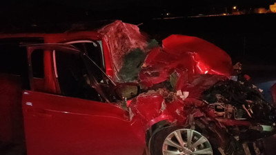 Adana'da kamyona çarpan otomobilin sürücüsü feci şekilde can verdi