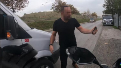 'Bana baktın' dedi motosikletliyi sıkıştırdı! Minibüs şoförünün zorbalığı kamerada