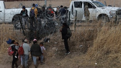 Teksas'ta düzensiz göçmenler sınırı geçmeye devam ediyor