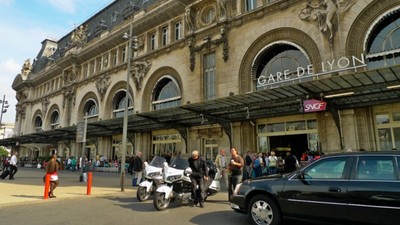Paris’te tren istasyonunda bıçaklı saldırı: 1’i ağır 3 yaralı