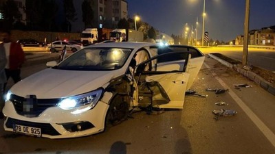 İnegöl'de iki otomobil çarpıştığı kazada 4 kişi yaralandı