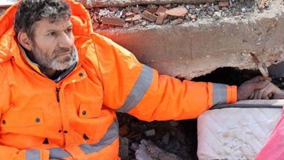 Enkaz altında ölen kızının elini bir an olsun bırakmamıştı! Depremzede baba Mesut Hançer'in sözleri yürekleri dağladı