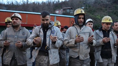 Birçok depremzedenin hayatını kurtaran Zonguldaklı madenciler, depremde hayatını kaybedenler için dua ettiler