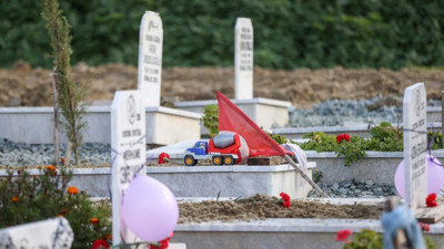 Depremde hayatını kaybeden çocukların mezarlarına oyuncak ve balon bırakıldı
