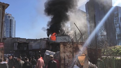 Maltepe'de geri dönüşüm tesisinde çıkan yangında konteynerler alev alev yandı