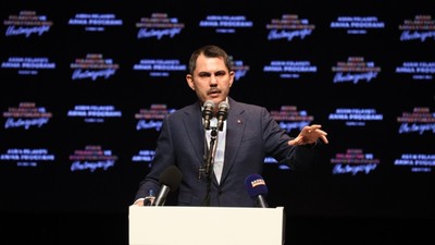 Zeytinburnu'nda 'Asrın Felaketi Anma Programı'nda konuşan İBB Başkanı Murat Kurum gözyaşlarına hakim olamadı
