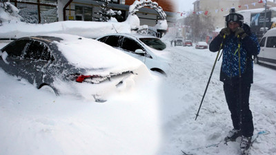 Ardahan'da 55 yılın rekoru! Arabalar gömüldü, karla kaplı caddelerle vatandaş kayak yaptı❄️⛷️