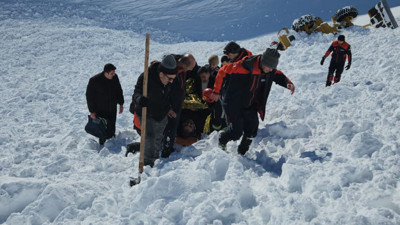 Erzurum'da üzerine çığ düşen iş makinesinin operatörü 80 metrelik uçuruma sürüklendi