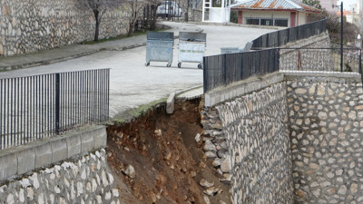 Malatya'da bir ilkokulun istinat duvarı çöktü