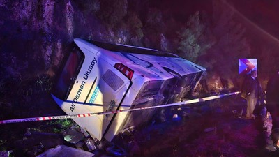 Antalya'da yolcu otobüsü devrildi! Çok sayıda yaralı