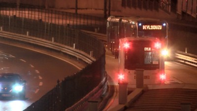 Beylikdüzü'nde arızalanan metrobüsü kontrol etmek için araçtan inen şoföre karşıdan gelen metrobüs çarptı