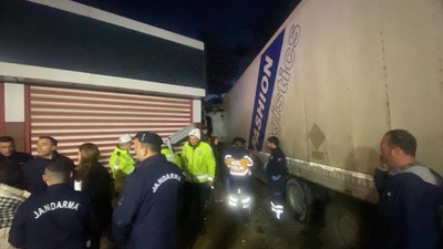 İzmir'de fabrika işçilerinin taşındığı servis minibüsü ile TIR çarpıştı: 3 ölü, 14 yaralı