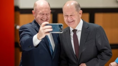 Almanya başbakanı Olaf Scholz ABD senatosunda ikizini buldu