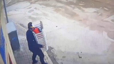 Camiden ayakkabı ve rahle çalan hırsız tutuklandı