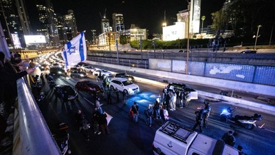 Gazze'deki İsrailli esirlerin yakınları Netanyahu'yu protesto etmek için Tel Aviv'de otoyolu kapattı