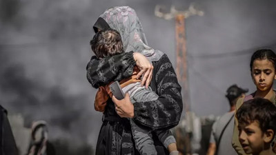 İsrail askerleri bir anne ve oğluna ateş açtı