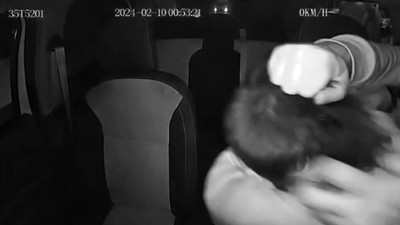İzmir'de bir taksici, aracına aldığı kadın yüzünden darbedildi: O anlar kamerada